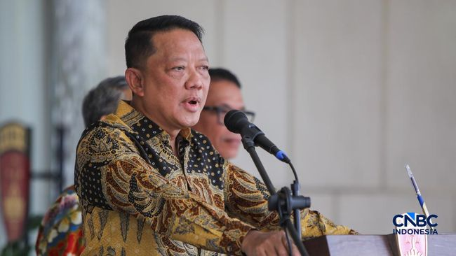 suwondo99's tweet photo. Jaksa boleh diselidiki Polri. Itu jelas.

Tapi begitu berkasnya jadi, siapa yang menuntut? 

Jaksa juga , dari institusi yang sama dengan tersangkanya.

UU Kejaksaan memberi monopoli penuntutan cuma ke Kejaksaan. 

Bukan ke KPK, bukan ke Polri. 

Jadi kalau seorang Jampidsus disidik karena diduga terlibat korupsi, berkasnya tetap balik ke rumah sendiri untuk dituntut.

Ini bukan soal siapa bersalah siapa tidak.

 Ini soal desain sistem: pengawas dan yang diawasi, berbagi meja yang sama.

Kalau wasit dan pemain satu tim, siapa yang berani bilang offside?