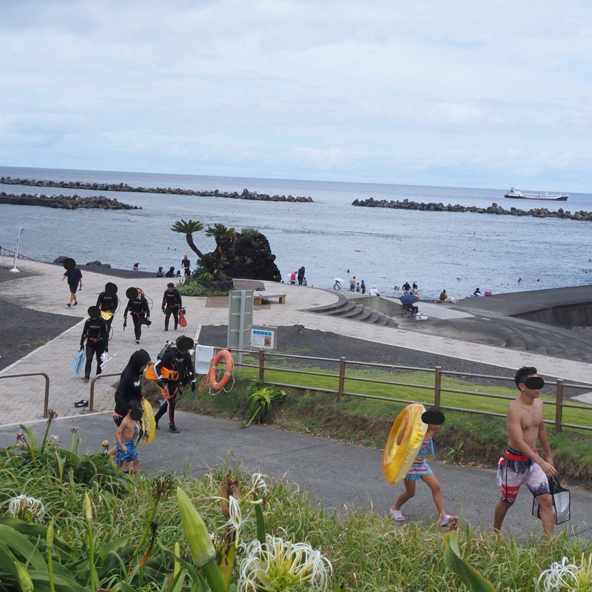 HachijyoY's tweet photo. 車の温度計が38℃を示した😨（走らせたら29℃）
底土側は海水浴できるくらいおちついてる
西側は相変わらずひどいうねり
今ってハイシーズンだっけ？と思うくらい至る所に人がいた☺️ #八丈島 https://t.co/o3lZs9zGTw