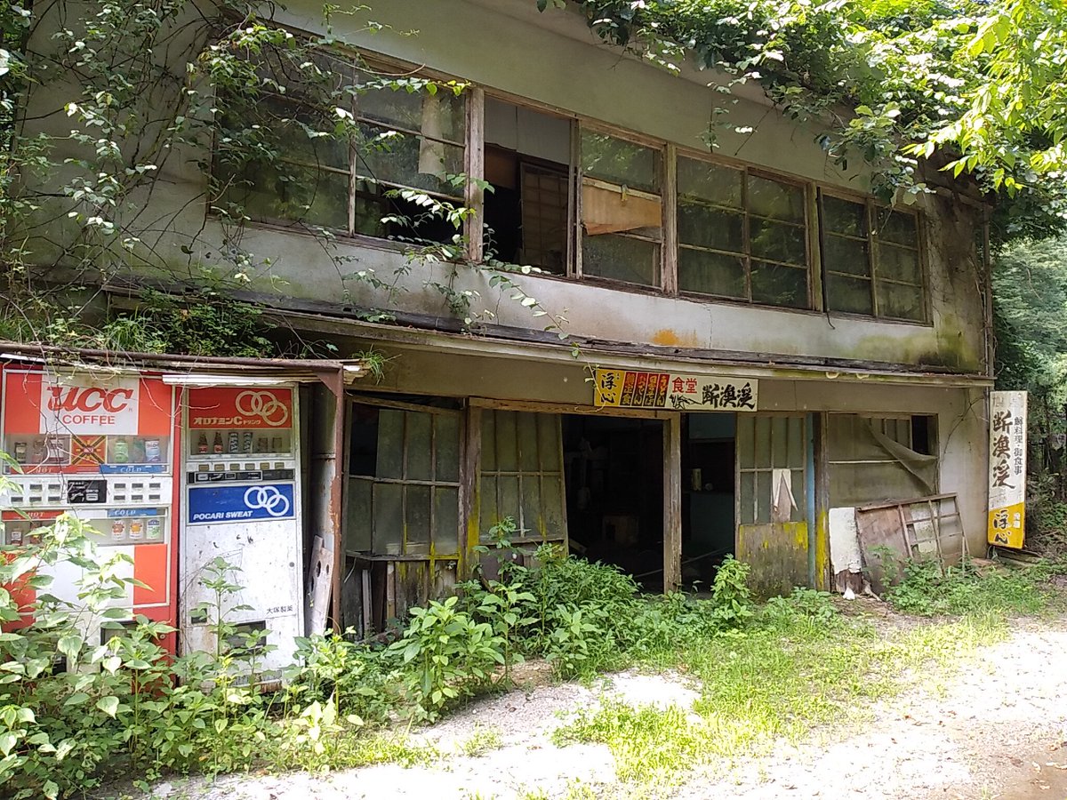 aeolian_s's tweet photo. 廃墟と化した食堂 https://t.co/WUTtJDR0kd