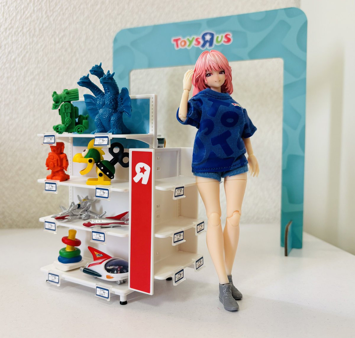 トイザらスのおもちゃ棚ミニチュア。 テーブルの上で手軽に永遠の子供