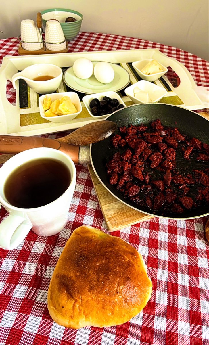 CakirAnt07's tweet photo. Uzun zamandır evde kahvaltı hazırlamadım.
Dünyaya göre abartı bir kahvaltı,
bize göre mutluluğun ta kendisi. 😀😀😎
#Kahvaltı #Günaydın #Çay #Sucuk #Kete https://t.co/aRNvlI0PeK