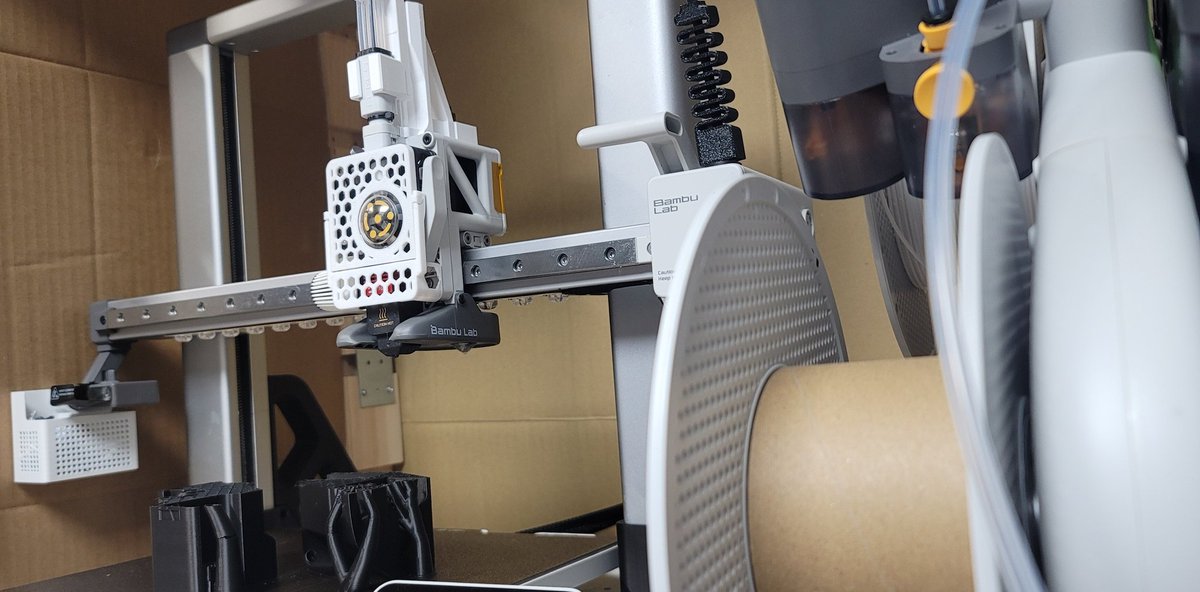 Technical_SVC's tweet photo. ねぇ、フィラメント無くなったら止まってよ…いつまで空を切っているのさ…
#Bamboolab #A1 #3Dプリンター https://t.co/dg0WniNKyN