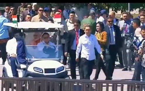 MiskinTV_'s tweet photo. Sebelum akhirnya jadi Presiden, Fadli Zon adalah salah seorang 'die hard' dan orang dekat Pak Prabowo. Bahkan ketika Prabowo kalah di pilpres.

Gw jadi kasihan sama Pak Fadli Zon di moment ketika ia berlari-lari kecil mengejar mobil buggy saat mendampingi Presiden Prabowo Subianto dan PM India Narendra Modi di kawasan Candi Prambanan. Sementara di mobil tersebut ada Teddy yang nampak menjadi pengemudi.

Kenapa ga Fadli Zon aja yang njelasin sambil nyetir di buggy car?