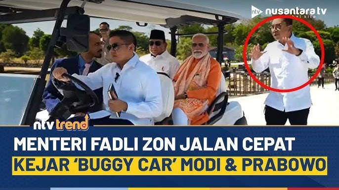 MiskinTV_'s tweet photo. Sebelum akhirnya jadi Presiden, Fadli Zon adalah salah seorang 'die hard' dan orang dekat Pak Prabowo. Bahkan ketika Prabowo kalah di pilpres.

Gw jadi kasihan sama Pak Fadli Zon di moment ketika ia berlari-lari kecil mengejar mobil buggy saat mendampingi Presiden Prabowo Subianto dan PM India Narendra Modi di kawasan Candi Prambanan. Sementara di mobil tersebut ada Teddy yang nampak menjadi pengemudi.

Kenapa ga Fadli Zon aja yang njelasin sambil nyetir di buggy car?