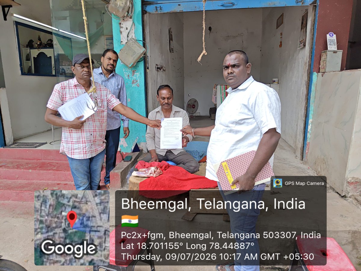 MBheemgal's tweet photo. వర్షాకాలం దృశ్య  భీంగల్ పట్టణంలోని చికెన్ సెంటర్లు, మటన్ సెంటర్లు మరియు ఇతర మాంసం అమ్మేటటువంటి దుకాణాల యజమానులకు  ఈరోజు వర్షాకాలంలో తీసుకోవలసినటువంటి  జాగ్రత్తల గురించి తెలియజేస్తూ నోటీసులను జారీ చేయడం జరిగినది. 
#Catchtherain
@cdmatelangana
@MoHUA_India
@TelanganaCMO https://t.co/fsQIE2NDdt