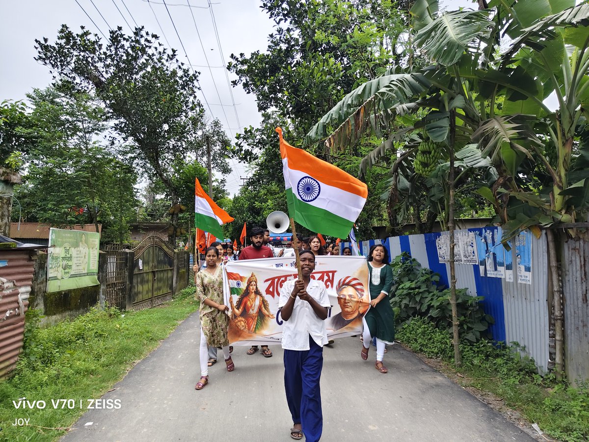 BalurghatABVP's tweet photo. গত ৯ জুলাই অখিল ভারতীয় বিদ্যার্থী পরিষদের ৭৮ তম প্রতিষ্ঠা দিবস তথা রাষ্ট্রীয় ছাত্র দিবস ছিল, সেই উপলক্ষে আজ ১১ জুলাই হিলি নগর ও হিলি SBS গভর্নমেন্ট কলেজ ইউনিটের পক্ষ থেকে একটি বন্দে মাতরম শোভাযাত্রা অনুষ্ঠিত করা হয়। https://t.co/ORYE2lHRG5