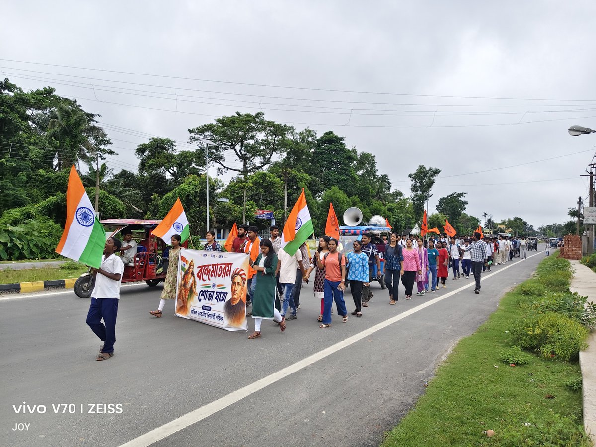 BalurghatABVP's tweet photo. গত ৯ জুলাই অখিল ভারতীয় বিদ্যার্থী পরিষদের ৭৮ তম প্রতিষ্ঠা দিবস তথা রাষ্ট্রীয় ছাত্র দিবস ছিল, সেই উপলক্ষে আজ ১১ জুলাই হিলি নগর ও হিলি SBS গভর্নমেন্ট কলেজ ইউনিটের পক্ষ থেকে একটি বন্দে মাতরম শোভাযাত্রা অনুষ্ঠিত করা হয়। https://t.co/ORYE2lHRG5