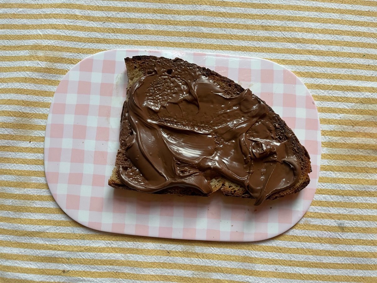 jellyrimma's tweet photo. иногда вспоминаю, что я вольна делать что угодно, и мажу шоколадную пасту на бородинский хлеб https://t.co/Ui6oqfWud1