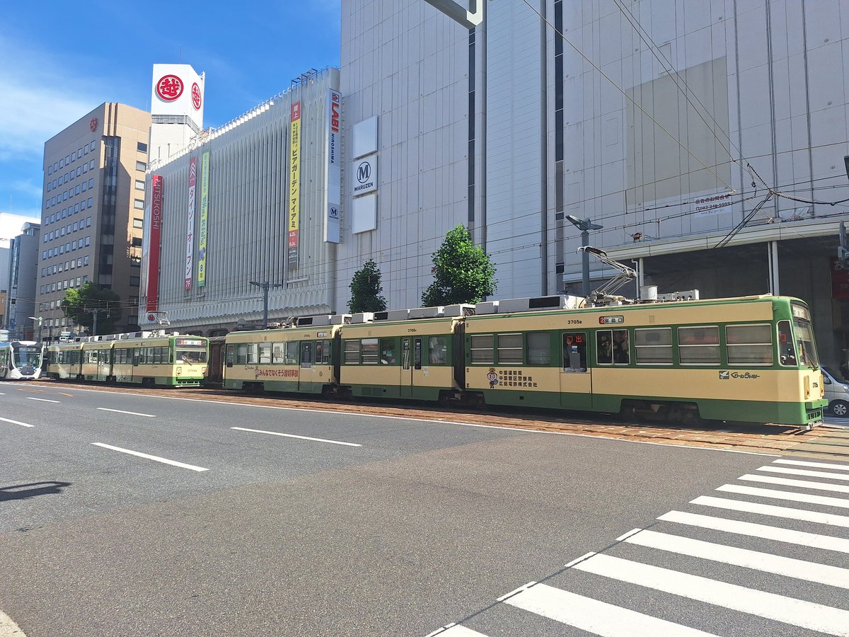 NDC46HM1's tweet photo. 3700型が2号線続行で来るとか
個人的にヤバイんですが… https://t.co/qGarMFVxK9