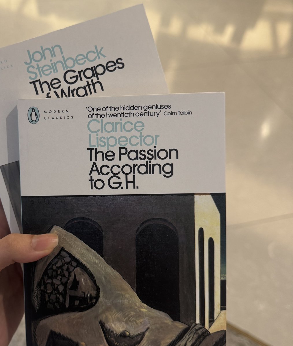 esraskol's tweet photo. ช่วงนี้ถ้าซื้อ penguin classics ที่คิโนะครบ 2 เล่มนางแถม tote bag กับ bookzine คุณภาพเนื้อผ้างั้น ๆ ส่วนความ performative เอาไปเต็มล้าน https://t.co/G8vSsRNQwF