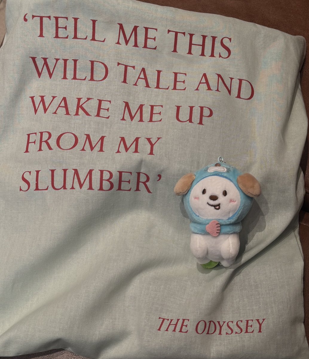 esraskol's tweet photo. ช่วงนี้ถ้าซื้อ penguin classics ที่คิโนะครบ 2 เล่มนางแถม tote bag กับ bookzine คุณภาพเนื้อผ้างั้น ๆ ส่วนความ performative เอาไปเต็มล้าน https://t.co/G8vSsRNQwF