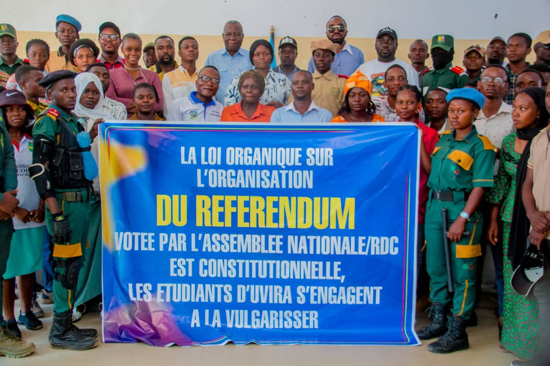 MEsperance23871's tweet photo. *UVIRA : Les étudiants s’engagent à vulgariser la loi organique sur l’organisation du référendum adoptée par l’Assemblée nationale*

Les représentants des étudiants des établissements d’enseignement supérieur et universitaire d’Uvira ont pris l’engagement de sensibiliser la population sur la loi organique portant organisation du référendum, récemment adoptée par l’Assemblée nationale.

Cet engagement a été pris à l’issue d’une matinée d’échanges organisée par la Génération Aimé Boji Sangara (G-ABS) – Axe Uvira, autour du thème : « La constitutionnalité de la loi portant organisation du référendum en République démocratique du Congo et ses fondements juridiques ».

Cette rencontre citoyenne a réuni les autorités urbaines de la ville d’Uvira, notamment le maire Kiza Muhato et son adjoint Kiki Kifara, les représentants des douze universités et instituts supérieurs de la ville, les animateurs de la G-ABS ainsi que plusieurs responsables des organisations de jeunesse.

Ouvrant les échanges, Me Archimède Karhebwa est revenu sur les fondements constitutionnels de cette loi. S’appuyant sur l’article 5 de la Constitution, il a rappelé que la souveraineté nationale appartient au peuple, lequel l’exerce soit par voie de référendum, soit par l’intermédiaire de ses représentants élus. Il a souligné que l’alinéa 3 de cet article prévoit expressément que la loi fixe les conditions d’organisation des élections et du référendum, démontrant ainsi que l’adoption de cette loi organique procède directement d’une exigence constitutionnelle.

L’orateur a également rappelé les missions essentielles du Parlement consacrées par l’article 100 de la Constitution, à savoir voter les lois et contrôler l’action du Gouvernement ainsi que des entreprises et services publics. Pour lui, reprocher aux députés nationaux d’avoir adopté cette loi reviendrait à remettre en cause leur mission constitutionnelle. « Reprocher à un député de voter une loi, c’est comme interdire à un attaquant de marquer un but », a-t-il illustré.

Prenant ensuite la parole, le maire adjoint d’Uvira, Kiki Kifara, a salué le leadership du Président de l’Assemblée nationale, l’Honorable Aimé Boji Sangara, mettant en avant les réformes engagées depuis son accession au perchoir, ainsi que la qualité de la conduite des débats parlementaires. Selon lui, l’examen et l’adoption de la loi organique sur le référendum répondent à une attente de longue date de la population, en dotant enfin la République d’un instrument juridique indispensable permettant au peuple de s’exprimer directement sur les questions d’intérêt national prévues par la Constitution.

Intervenant au nom des étudiants, le porte-parole urbain des étudiants d’Uvira, M. Lebon, a félicité le coordonnateur de la G-ABS/Uvira, M. Dunia Nakundi, dit “Le Monde”, pour cette initiative qu’il a qualifiée d’éducative et citoyenne. Il a invité l’ensemble des étudiants à s’approprier cette loi, estimant qu’elle renforce l’expression directe de la souveraineté populaire. Il a, à cette occasion, annoncé l’engagement du Collège des étudiants d’Uvira et de tous les porte-parole des universités à mener une vaste campagne de vulgarisation de cette loi dès sa promulgation par le Président de la République.

La rencontre a également enregistré la participation du Conseil provincial de la jeunesse du Sud-Kivu, représenté par son président et sa vice-présidente, du président de la jeunesse d’Uvira Territoire ainsi que de la Brigade estudiantine.

Au terme de près de deux heures d’échanges, les participants ont salué une initiative qui contribue à renforcer la culture démocratique, à promouvoir l’éducation civique et à favoriser une meilleure compréhension des réformes législatives entreprises par l’Assemblée nationale sous le leadership de son Président, l’Honorable Aimé Boji Sangara.
@fatshi13  @Presidence_RDC @JbBaderha @balola_n