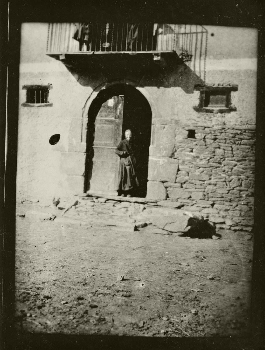 palmirajaquetti's tweet photo. Diumenge, dia 11 de juliol 1926

L’hostalera assegurava que dormiríem soles, però al matí he trobat una nimfa a la coixinera. Això vol dir que, després de la missa, ens hem posat al treball amb una aplicació i diligència només comportívoles en temps de guerra. Hem aconseguit, https://t.co/0NItdagVdG