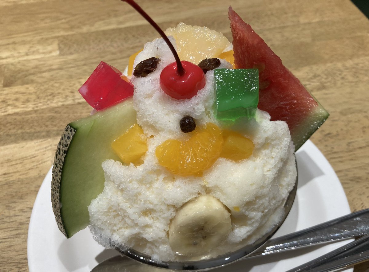 kenchan735's tweet photo. いつか食べたいなと思ってた鹿児島名物のかき氷「しろくま」🐻‍❄️

とっても美味しかったけどミニでこのサイズ！
なんとか完食！ https://t.co/ZEzvrFzATQ