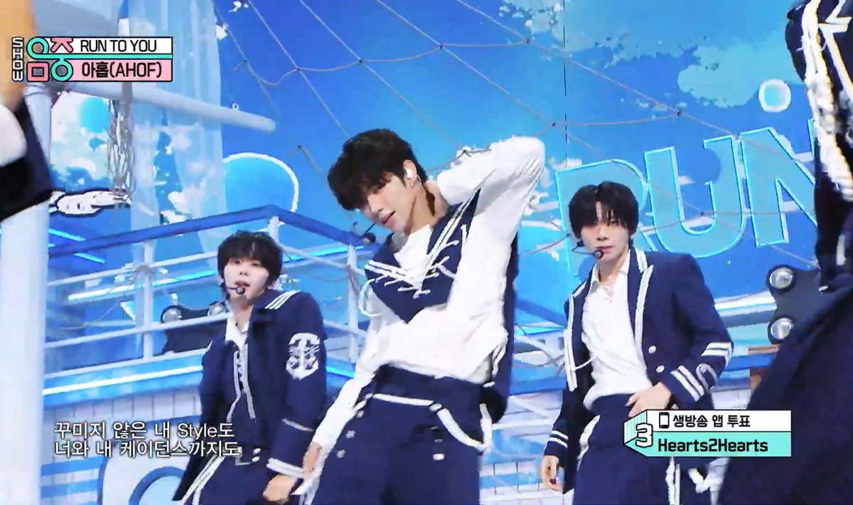 hanyjuhyunz's tweet photo. JL looks dashing performing runtoyou in marine/sailor outfits ๐ฅฐ
RUN TO YOU ON MUSIC CORE
#AHOFxMusicCore
#AHOF_RunToYou
#AHOF #์ํ @AHOF_official https://t.co/A348RM0KcP