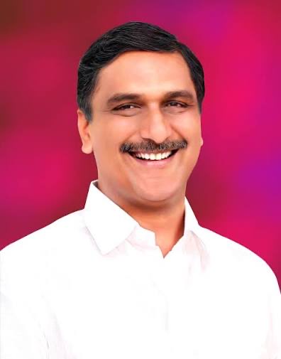 HarishraoCncts's tweet photo. Big Breaking News 🔥🚨

రేవంత్ రెడ్డి లాగా ఒట్టేసి ఒక మాట
వేయకుండా ఒక మాట చెప్పను 

ఖమ్మం సభలో రేవంత్ రెడ్డి చేసిన వ్యాఖ్యలపై స్పందించిన హరీష్ రావు 

అదే భద్రాద్రి రాముడు మీద ఒట్టు పెట్టి చేస్తానన్న రుణమాఫీ సంగతి ఏమైంది? 

రాష్ట్రమంతా పక్కన పెట్టు కనీసం ఖమ్మంలో అయినా రుణమాఫీ పూర్తిగా చేశావా?

ఎందుకంత ఆవేశం, అసహనంతో రగిలిపోతున్నావు? 

కన్నెపల్లి పంప్ హౌస్ నుండి నీళ్లు లిఫ్ట్ చేయలేని చేతగానితనాన్ని, అబద్ధాలతో కవర్ చేస్తున్నావా? 

మాట తప్పడం, పార్టీలు మారడం నీకు అలవాటు, నాకు కాదు

నీలాగా ఒట్టు వేసి ఒక మాట ఒట్టు వేయకుండా ఒక మాట నేను చెప్పను

– హరీష్ రావు

@BRSHarish