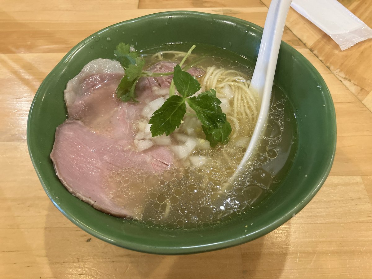 Yururi_Ramen's tweet photo. [今日の一杯🍜]

「ramen &amp; coffee spring's」鶏清湯しお¥1100

鶏の優しい旨味にシャープな塩ダレが合わさるスープはまろやかで、サックリとしたストレート麺が好相性🙆‍♂️
直前ですりおろされる生姜が実に良い働き！！7/28の閉店までにまた行きます☺️ https://t.co/5n2PGONmzk