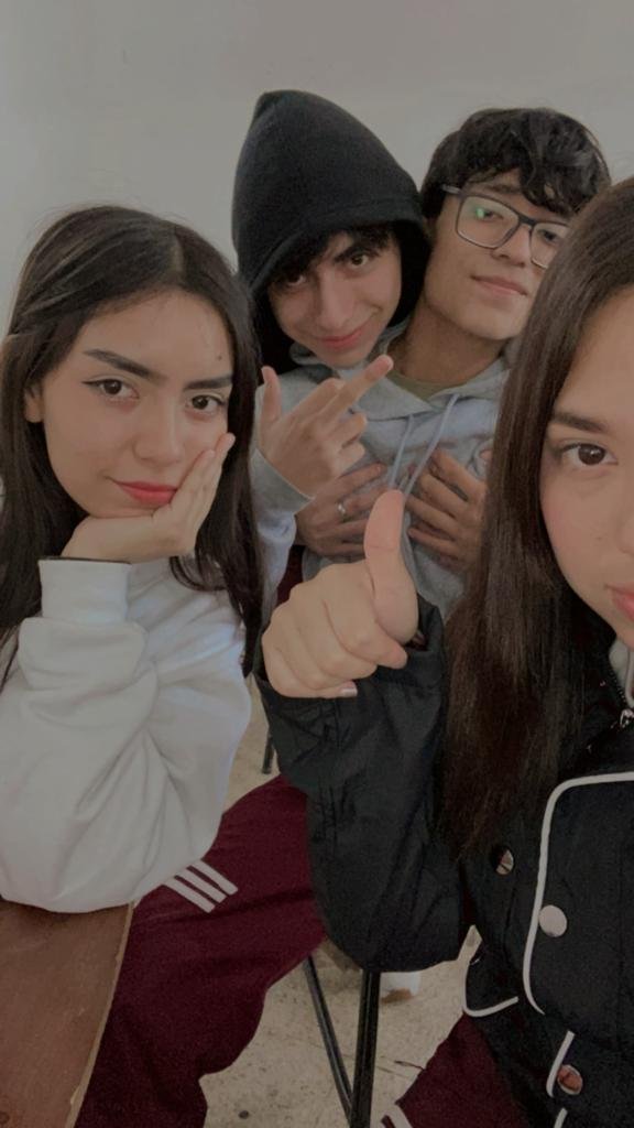 lisarevl's tweet photo. Eramos muy inmaduros también muy estúpidos, y teníamos muchos temitas mentales creo que por eso nos hicimos amigos, era real, y los extraño mucho😭 https://t.co/khJcPlDTU3