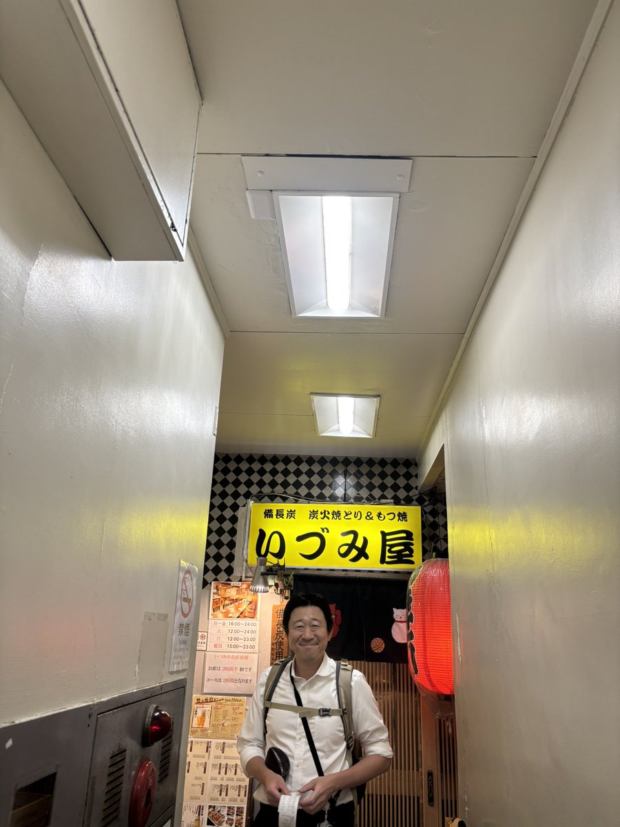 nihonshukitai's tweet photo. 漫才師ってこんなにタンパク質必要やったかな？と思いながらも、お酒セミナー仕事終わりの串焼きはなによりの栄養。
船橋の「いづみ屋」さん。

大樹生命千葉支社さんが色々と呼んでくださるおかげで千葉県各地の酒場を開拓できます！燗謝！🍶 https://t.co/KYdvsS1KG9