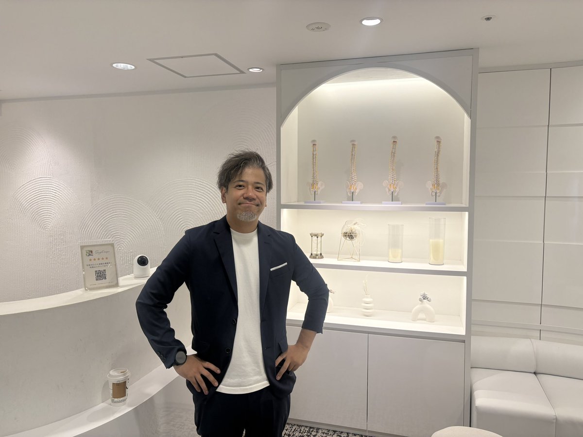 Cheblo2019's tweet photo. 昨日は＠araki0417 さんに弊社幹部育成会議にファシリテーターとして参加いただきました。

正直、「会議の進行役」でここまで変わるのかと驚きです💦

これまで感覚や経験で話していた内容が、自然と数字や事実をもとに議論するようになり、メンバーからも自主的な意見や改善案が次々と出るように。

私が一方的に話す会議ではなく、全員で考え、意思決定する時間へと変わったことが一番の成果でした。

会議は会社の未来を決める大切な時間ですが、進め方一つでここまで質が変わることを実感しています。
もし、 ・会議が報告だけで終わってしまう ・幹部が受け身になっている ・数字をもとに考える文化をつくりたい ・組織の主体性を高めたい
そんな課題を感じている経営者の方がいれば、一度相談してみる価値はあると思います。

実際に体験したからこそ、自信を持っておすすめできます。
興味のある方はぜひコメントやDMでご連絡ください。必要であればご紹介いたします。私のマージンは貴方の笑顔で十分です☺️