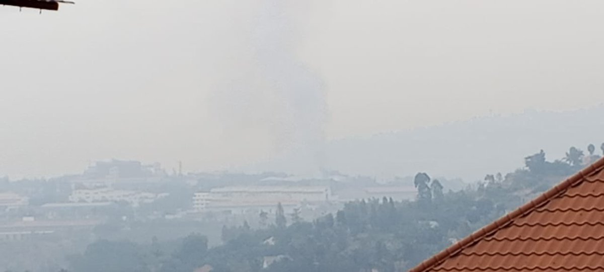 PatrickKARURAN2's tweet photo. Muririjoro kuva muma saa cyenda z’ijoro (03:00), uruganda ( Bishoboka kozaba ari nyinshi) i #Masoro, rwaraye ruturuka kuburyo urusaku rwarenzaga za bombe 💣. Ibi byatumwe abantu benshi babyuka baza kwitegereza.

Umwotsi nubu uracyacumba bigaragarira buri wese uri i Kigali.

Ubusanzwe iyo accident nkiyi ibaye, hiyambazwa abaturage benshi, n’inzego ngo baze bazimye umuriro. 

Hano rero umuntu yakibaza ibibazo nka bitanu :
1. Bishoboka bite ko inganda zarara zishya ijoro ryose i Masoro ariko kugeza ubu hakaba ntanikinyamakuru na kimwe kibitangaza ?
2. Ko ababishinzwe ntacyo bavuze niki cyaba kibyihishe inyuma ?
3. Uruganda rwahiye nurwande ? 
4. Kuki kugeza n’ubu ntanuratangaza iyo nkuru kumbuga ?
5. Ese ubundi kuki Inganda zimuriwe kure y’umunjyi zikava aho zari zisanzwe ziba ? 

À  suivre…

@PatrickRugaba 
@sheilakamuzinzi 
@GitifuW 
@BadramaTV 
@DMikanya 
@RevColeman 
@ckanimba 
@IbukaboseR 

@placide_art 
@Mamaurwagasabo1 
@THEFUTURETV2
@FelixMugenzi 
@Unity_MemoryRw 
@rbarwanda 
@IGIHE 
@PrimatureRwanda 
@NewTimesRwanda 
@FirstLadyRwanda 
@UnityClubRw 
@Unity_MemoryRw 
@KambandaAntoine 

@TEAMINKINGI 
@BenjaminDUSING1 
@manaeugene 
@MpozeTheo 
@RWALINDAP 
@FDU_Inkingi 
@inkingicplparis 
@pkayumba 
@NKasinge 
@Nadia_MUGUNGA1 

@albcontact 
@FabRugumire 
@onduhungirehe 
@PaulKagame