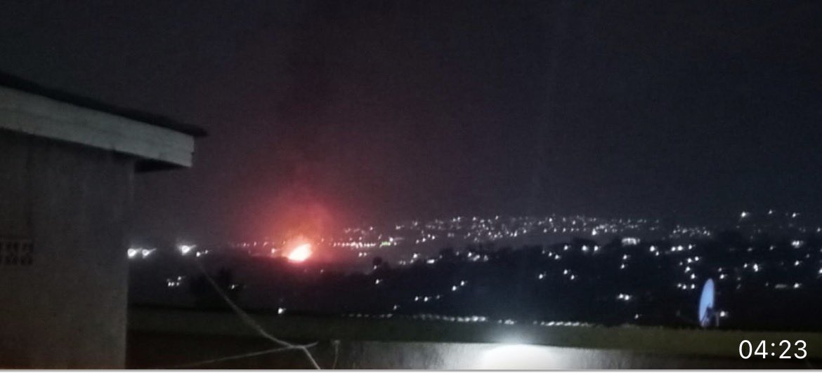 PatrickKARURAN2's tweet photo. Muririjoro kuva muma saa cyenda z’ijoro (03:00), uruganda ( Bishoboka kozaba ari nyinshi) i #Masoro, rwaraye ruturuka kuburyo urusaku rwarenzaga za bombe 💣. Ibi byatumwe abantu benshi babyuka baza kwitegereza.

Umwotsi nubu uracyacumba bigaragarira buri wese uri i Kigali.

Ubusanzwe iyo accident nkiyi ibaye, hiyambazwa abaturage benshi, n’inzego ngo baze bazimye umuriro. 

Hano rero umuntu yakibaza ibibazo nka bitanu :
1. Bishoboka bite ko inganda zarara zishya ijoro ryose i Masoro ariko kugeza ubu hakaba ntanikinyamakuru na kimwe kibitangaza ?
2. Ko ababishinzwe ntacyo bavuze niki cyaba kibyihishe inyuma ?
3. Uruganda rwahiye nurwande ? 
4. Kuki kugeza n’ubu ntanuratangaza iyo nkuru kumbuga ?
5. Ese ubundi kuki Inganda zimuriwe kure y’umunjyi zikava aho zari zisanzwe ziba ? 

À  suivre…

@PatrickRugaba 
@sheilakamuzinzi 
@GitifuW 
@BadramaTV 
@DMikanya 
@RevColeman 
@ckanimba 
@IbukaboseR 

@placide_art 
@Mamaurwagasabo1 
@THEFUTURETV2
@FelixMugenzi 
@Unity_MemoryRw 
@rbarwanda 
@IGIHE 
@PrimatureRwanda 
@NewTimesRwanda 
@FirstLadyRwanda 
@UnityClubRw 
@Unity_MemoryRw 
@KambandaAntoine 

@TEAMINKINGI 
@BenjaminDUSING1 
@manaeugene 
@MpozeTheo 
@RWALINDAP 
@FDU_Inkingi 
@inkingicplparis 
@pkayumba 
@NKasinge 
@Nadia_MUGUNGA1 

@albcontact 
@FabRugumire 
@onduhungirehe 
@PaulKagame