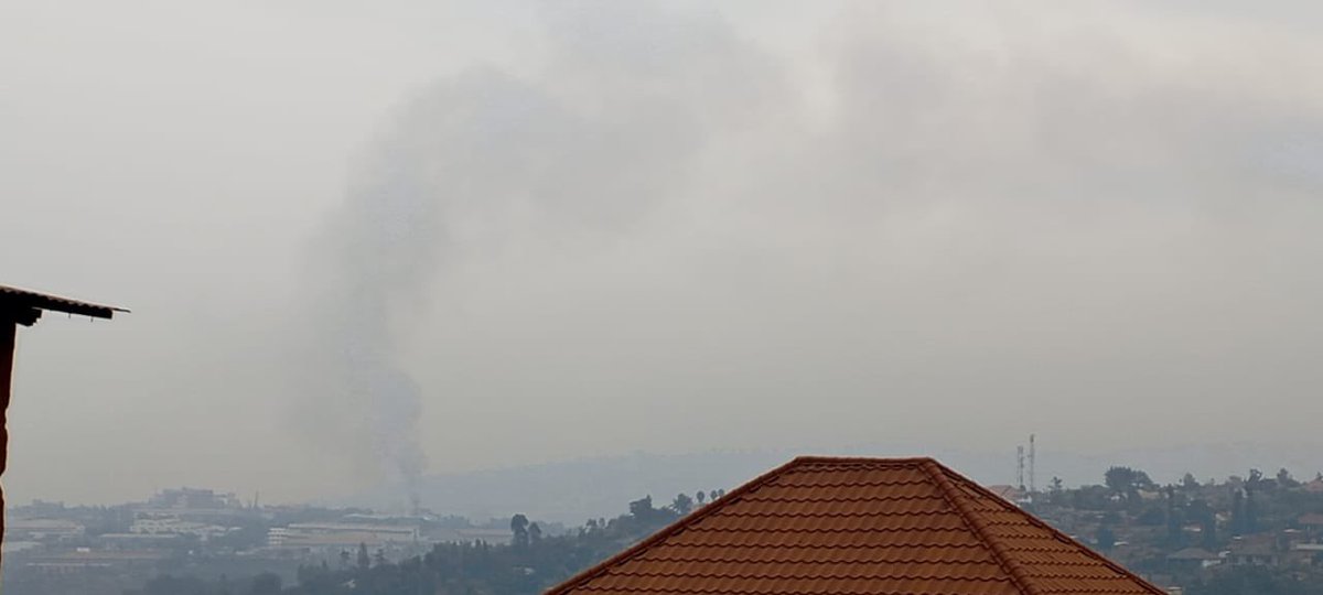 PatrickKARURAN2's tweet photo. Muririjoro kuva muma saa cyenda z’ijoro (03:00), uruganda ( Bishoboka kozaba ari nyinshi) i #Masoro, rwaraye ruturuka kuburyo urusaku rwarenzaga za bombe 💣. Ibi byatumwe abantu benshi babyuka baza kwitegereza.

Umwotsi nubu uracyacumba bigaragarira buri wese uri i Kigali.

Ubusanzwe iyo accident nkiyi ibaye, hiyambazwa abaturage benshi, n’inzego ngo baze bazimye umuriro. 

Hano rero umuntu yakibaza ibibazo nka bitanu :
1. Bishoboka bite ko inganda zarara zishya ijoro ryose i Masoro ariko kugeza ubu hakaba ntanikinyamakuru na kimwe kibitangaza ?
2. Ko ababishinzwe ntacyo bavuze niki cyaba kibyihishe inyuma ?
3. Uruganda rwahiye nurwande ? 
4. Kuki kugeza n’ubu ntanuratangaza iyo nkuru kumbuga ?
5. Ese ubundi kuki Inganda zimuriwe kure y’umunjyi zikava aho zari zisanzwe ziba ? 

À  suivre…

@PatrickRugaba 
@sheilakamuzinzi 
@GitifuW 
@BadramaTV 
@DMikanya 
@RevColeman 
@ckanimba 
@IbukaboseR 

@placide_art 
@Mamaurwagasabo1 
@THEFUTURETV2
@FelixMugenzi 
@Unity_MemoryRw 
@rbarwanda 
@IGIHE 
@PrimatureRwanda 
@NewTimesRwanda 
@FirstLadyRwanda 
@UnityClubRw 
@Unity_MemoryRw 
@KambandaAntoine 

@TEAMINKINGI 
@BenjaminDUSING1 
@manaeugene 
@MpozeTheo 
@RWALINDAP 
@FDU_Inkingi 
@inkingicplparis 
@pkayumba 
@NKasinge 
@Nadia_MUGUNGA1 

@albcontact 
@FabRugumire 
@onduhungirehe 
@PaulKagame