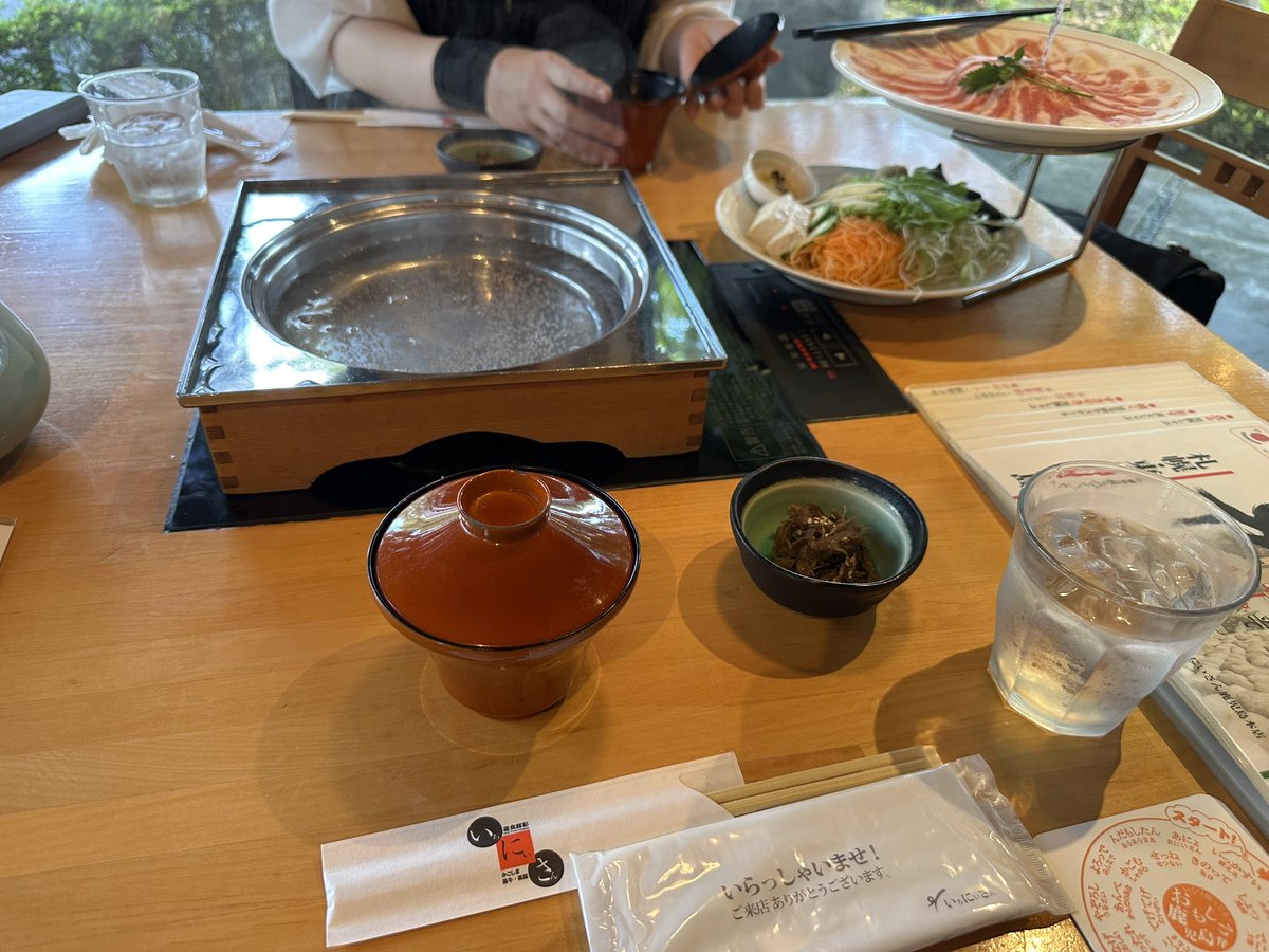 Komarin_V's tweet photo. ボーナス入ったから嫁の実家の近くの黒豚しゃぶしゃぶにきたよ🐖 https://t.co/lq17YXvJJP