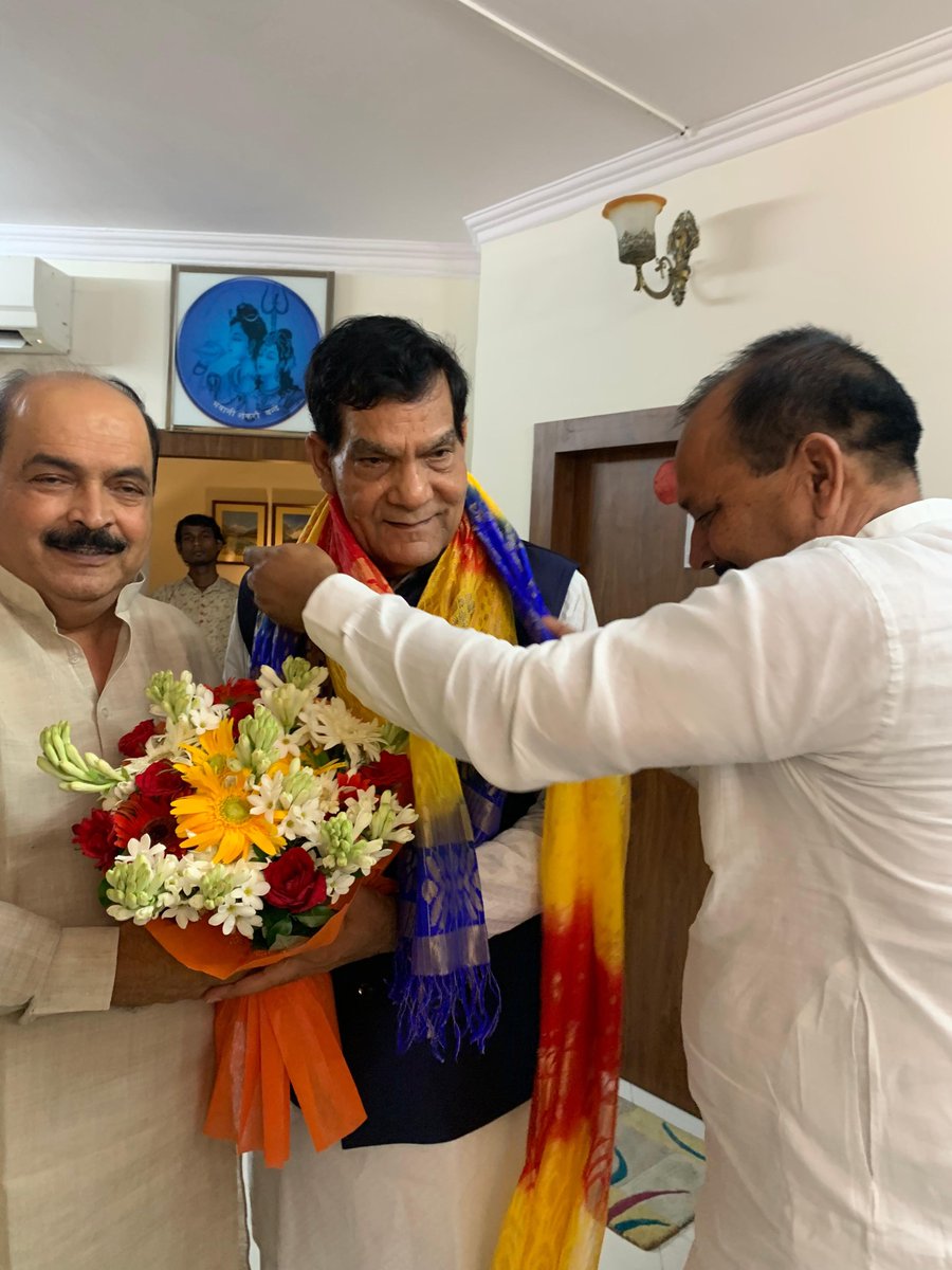 rishikantraibjp's tweet photo. आज उप्र सरकार के लोकप्रिय कैबिनेट मंत्री मार्गदर्शक बड़े भाई आ० श्री @aksharmaBharat जी से उनके जन्मदिवस के पावन अवसर पर स्नेहील मुलाकात कर बधाई व शुभकामनाएं दिया।।
महादेव का आशीर्वाद सदैव आप पर बना रहे
#HumaraUP #aksharmaji
#rishikantrai 
#upcsff #bjp4up 
@AKSharmaOffice https://t.co/6RC7oPxbgt