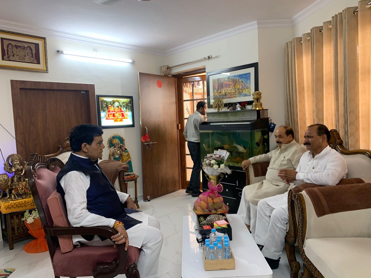 rishikantraibjp's tweet photo. आज उप्र सरकार के लोकप्रिय कैबिनेट मंत्री मार्गदर्शक बड़े भाई आ० श्री @aksharmaBharat जी से उनके जन्मदिवस के पावन अवसर पर स्नेहील मुलाकात कर बधाई व शुभकामनाएं दिया।।
महादेव का आशीर्वाद सदैव आप पर बना रहे
#HumaraUP #aksharmaji
#rishikantrai 
#upcsff #bjp4up 
@AKSharmaOffice https://t.co/6RC7oPxbgt
