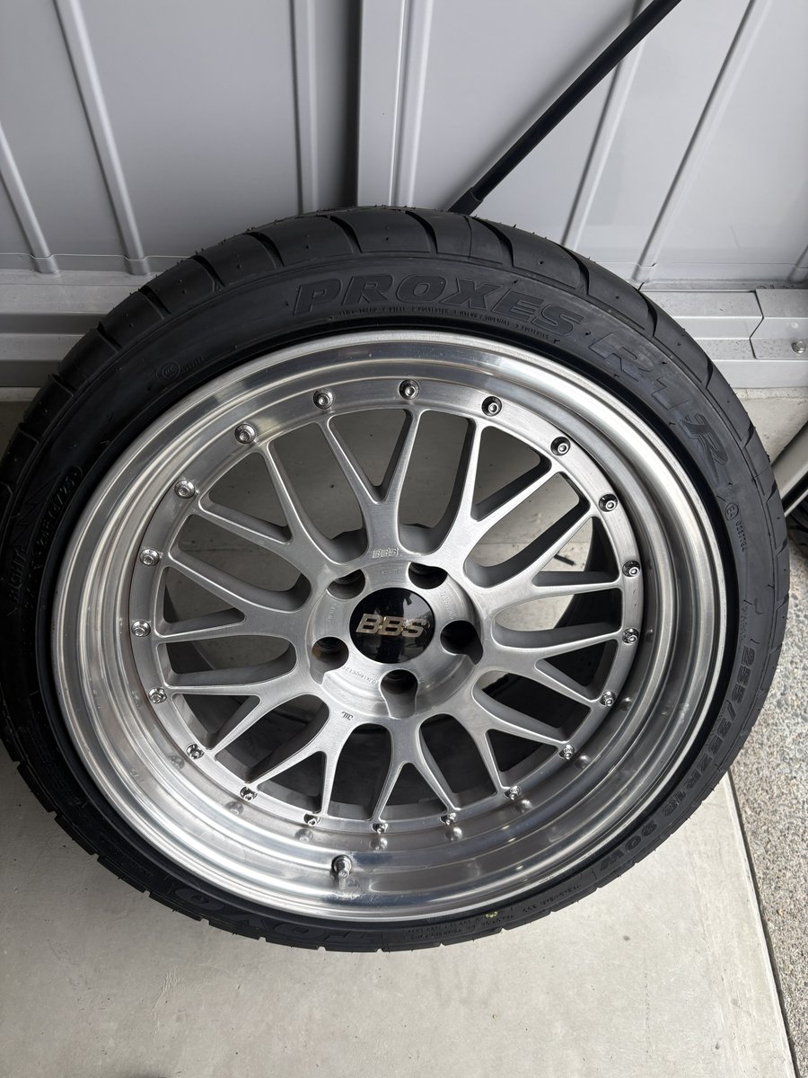 daruma__310's tweet photo. 使用距離20kmほどの255-35r18のR1R2本5万円、4本まとめて買っていただけると9万円で欲しい方いませんかー？

手渡し希望ですが送料頂けたら発送します。
(ホイールは付きません。) https://t.co/6GvXCpJ4VR