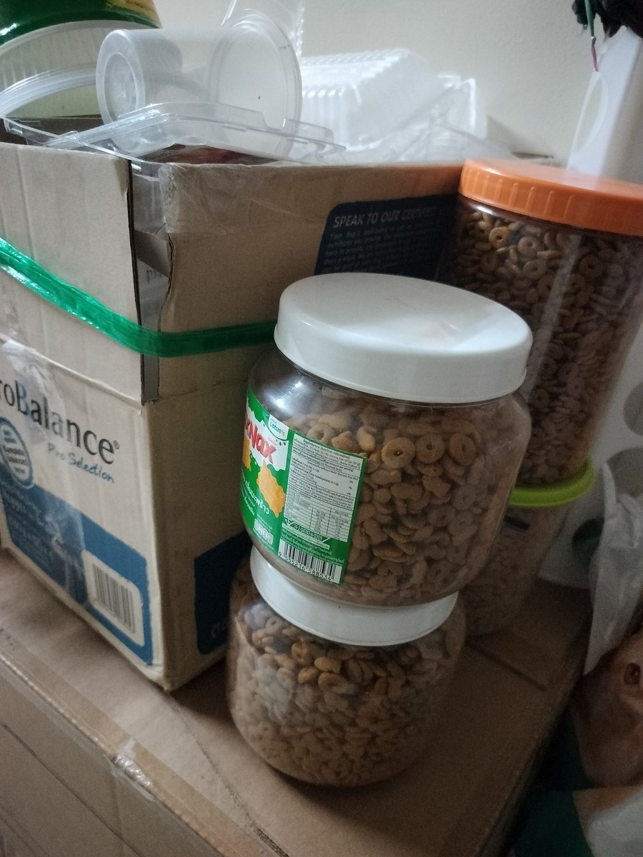 samantha_cavill's tweet photo. Managed to buy one pack kibbles dulu for stray feeding. MJ's medicine will last for another 6 days lepas tu dia due for another checkup. MJ dah almost 3 years tak groom sendiri sbb sakit kulit. 

Still raising funds. Pls help me share if u see this🙏🏼 lagi RM10 x 170 org baik🤍🥹 https://t.co/VcD0yE5t7P