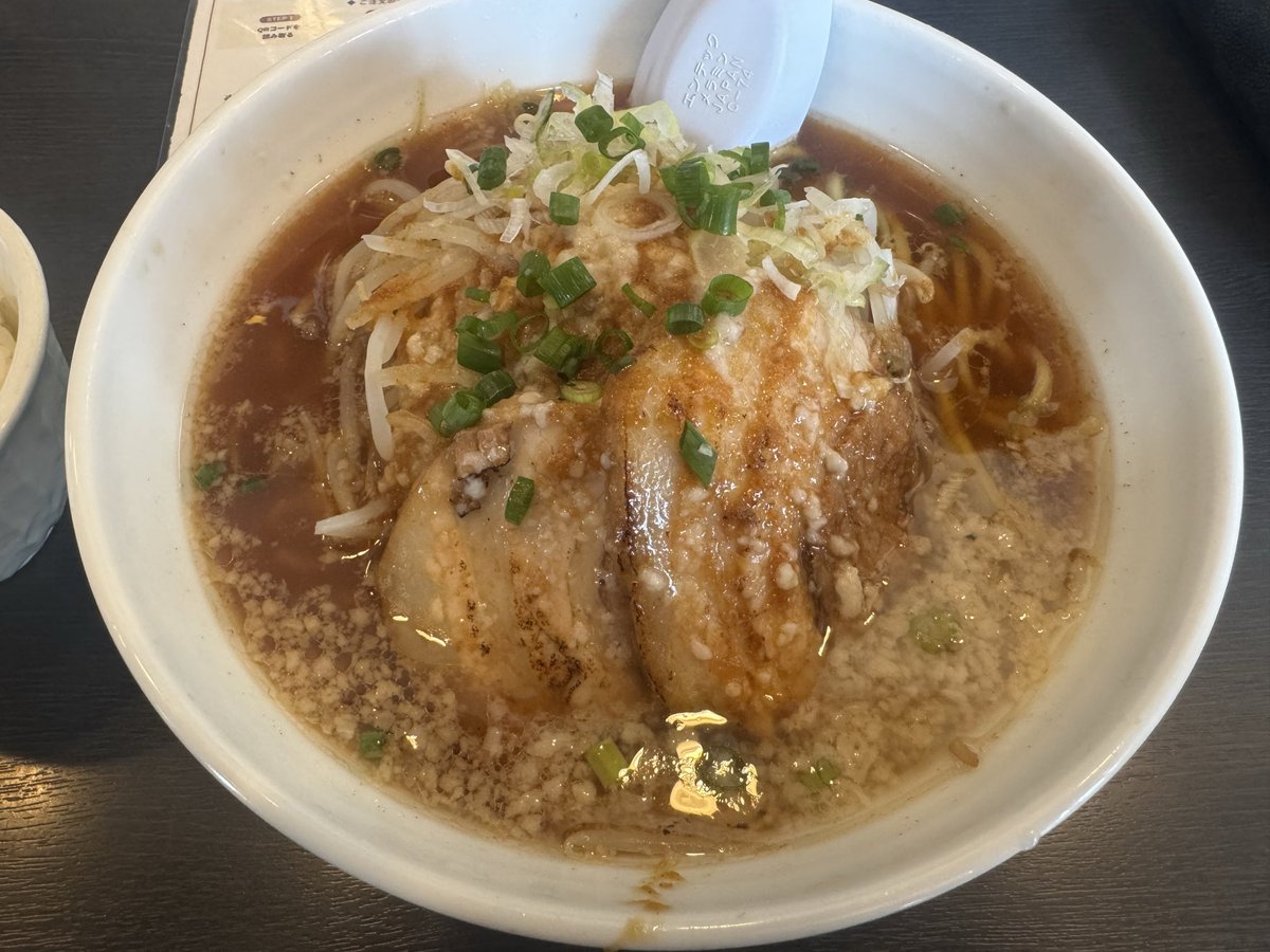diamond_NO5's tweet photo. 麺屋　集🍜足利市

☆ガッツリ背脂醤油ライス付【ランチ限定】

足利に行ったついでに集さんで昼食🍜

背脂にもやし、ニンニクが効いて
文字通りガッツリ系！

これは美味かったね😋

ご馳走さまでした✨ https://t.co/wWb8Q1ozln