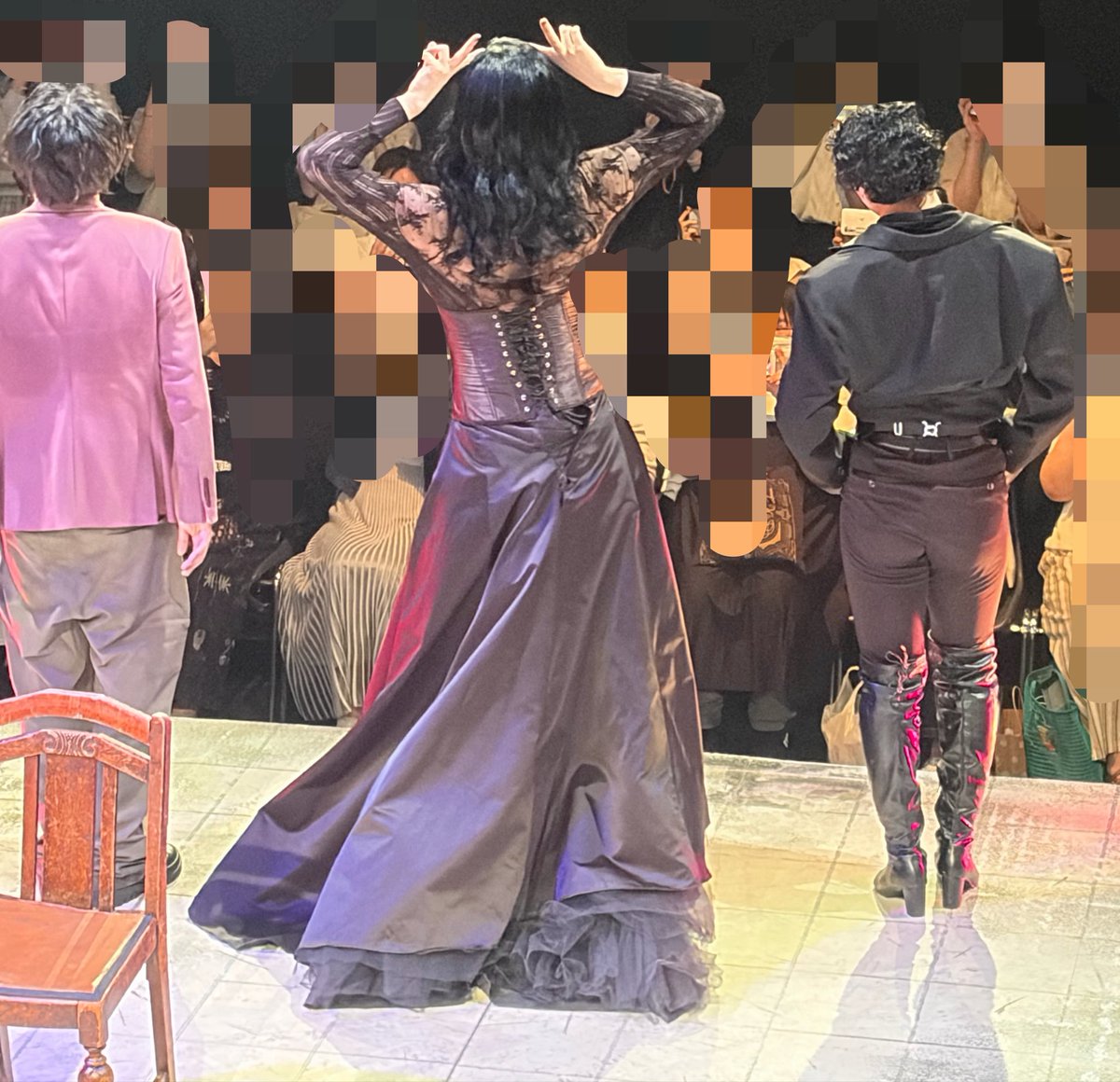 fuwafuwakerber's tweet photo. #バーレスク黒蜥蜴
後ろ姿もお姫様な黒蜥蜴さま❣️❣️❣️❣️
馬車の時間を気にされている黒蜥蜴さま❣️❣️❣️❣️❣️ https://t.co/UC7HI2Fkcl