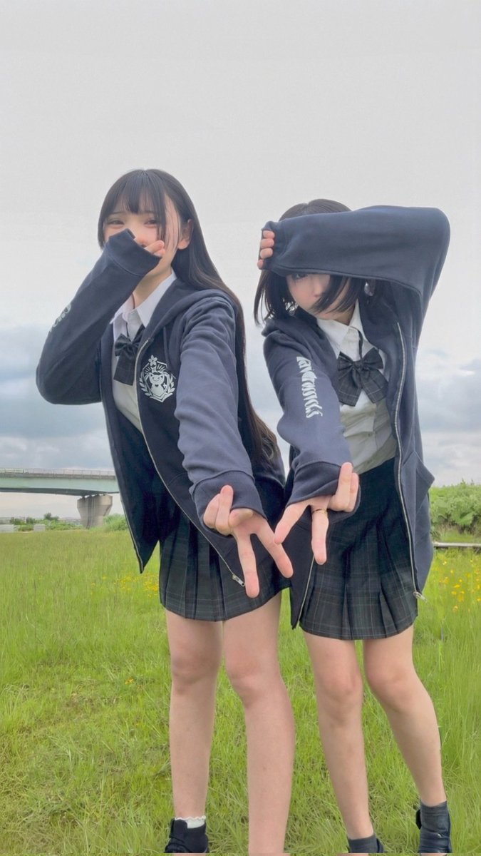 RAVE_CROSS_'s tweet photo. RaveCross Vol.5 オリジナルパーカー を販売決定！

今回は 聖装新聞とのコラボを記念した特別デザイン。
皆もこのパーカーを着て学園生徒の一員となろう！！

生地はふんわりと軽い薄手仕様で、春や秋はもちろん、少し肌寒い日にも気軽に羽織れる一着となっています。

🐾近日販売開始🐾 https://t.co/v11ZRLqdng