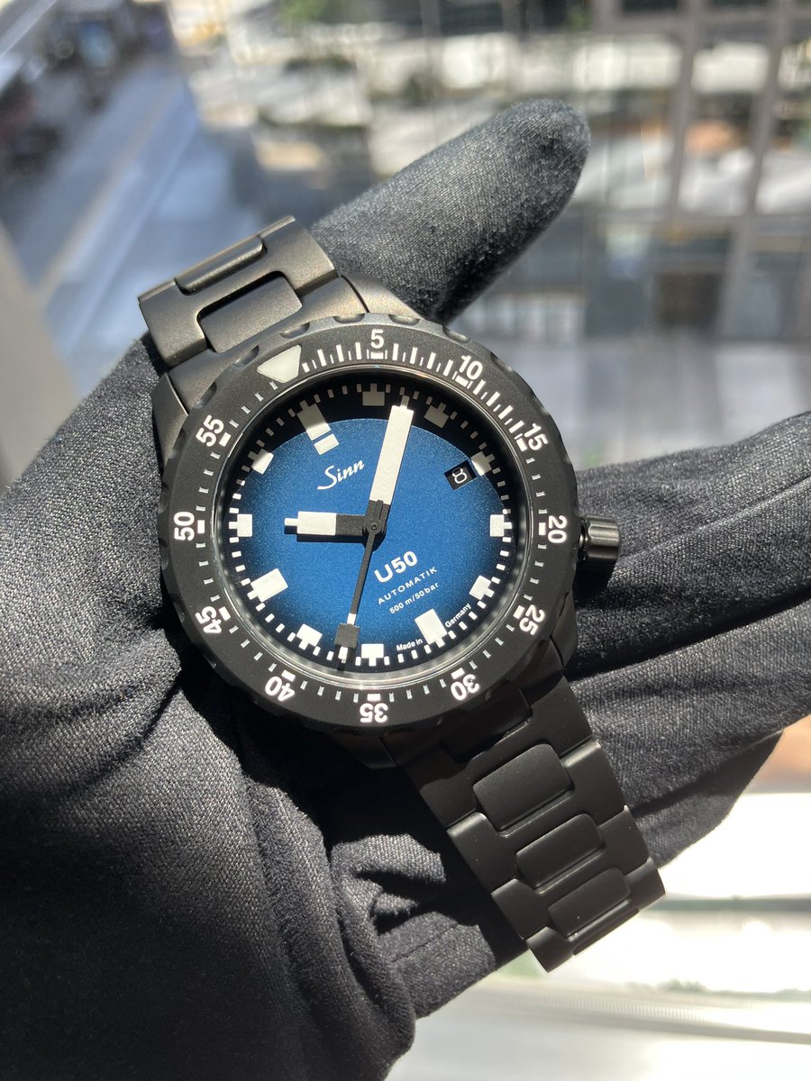 sinndepot's tweet photo. Sinn 世界限定500本 

限定モデル https://t.co/uRLh2KViM1

青いグラデーション文字盤が深海をイメージさせます。

直径41mm×厚さ11.2mmで脅威の500m防水

潜水艦のスチール、テギメント加工、DLC加工(ブラックハードコーティング)によって傷つきにくい仕様です。

レアモデル、お探しの方は是非。 https://t.co/WI8XxRK6L0
