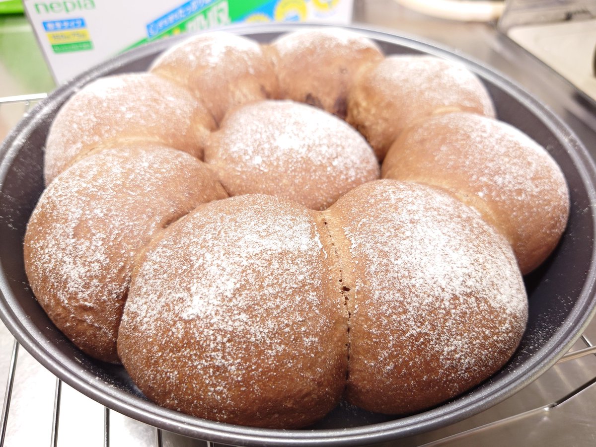 hirosuke_25's tweet photo. ちぎりチョコパン焼き上がりー。 https://t.co/NCHF0KNaXA