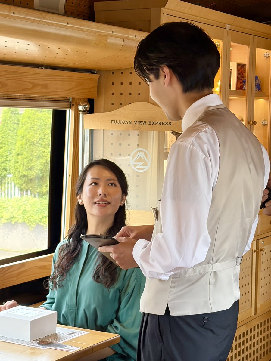 fujikyurailway's tweet photo. 「富士山に一番近い鉄道」を走る富士山ビュー特急
雄大な富士山と特別な観光案内。
木のぬくもり溢れる車内では、限定グッズや、山梨県産桃ジュース等も楽しめます。
事前予約で限定スイーツも✨🍰
日常を少し忘れて、ときめく大人のご褒美時間を過ごしてみませんか？
https://t.co/saX9aefLnr
#夏休み https://t.co/S2uwcgNmVk