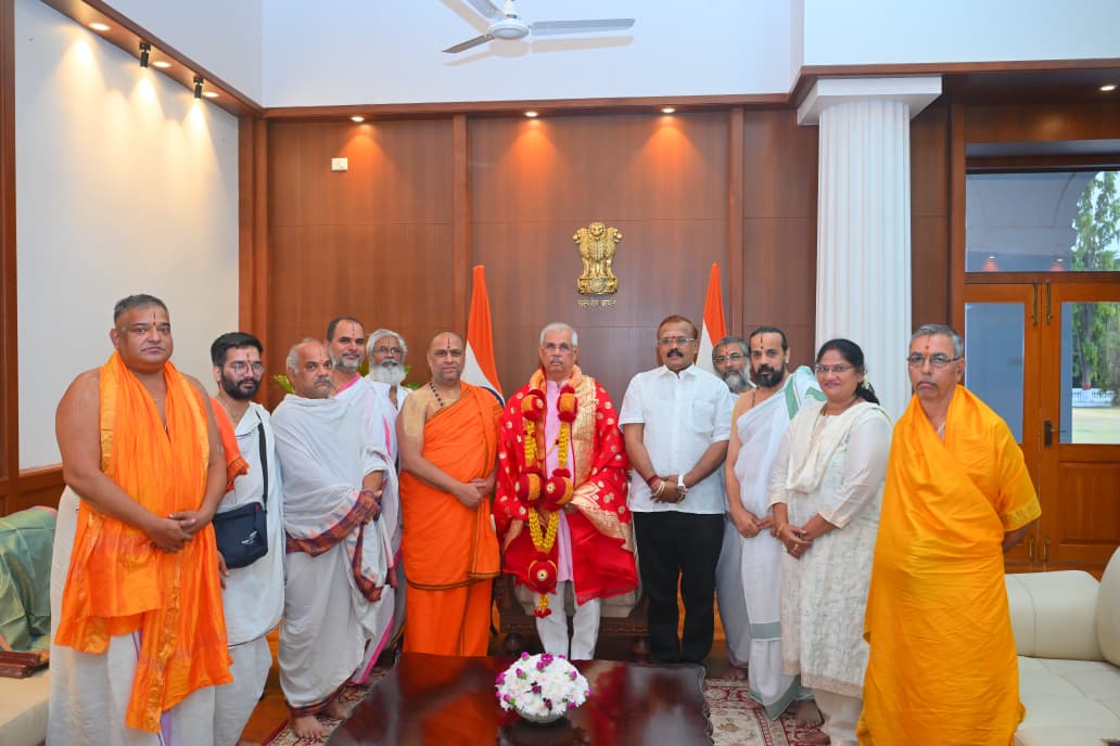 lokbhavan_tn's tweet photo. His Holiness Sri Subudhendra Teertha Swamiji of Sri Raghavendra Swamy Mutt, Mantralayam, called on Thiru. Rajendra Vishwanath Arlekar, Hon’ble Governor of Tamil Nadu, at Lok Bhavan, Chennai, on (10.07.2026).

@rashtrapatibhvn @VPIndia @PMOIndia @HMOIndia
@rajendraarlekar @KeralaGovernor @MIB_India
@PIB_India @pibchennai @DDNewslive @ani_digital
@airnewsalert @CBCCHENNAI_MIB @DDTamilNews
@PTI_News @AIRNews_Chennai