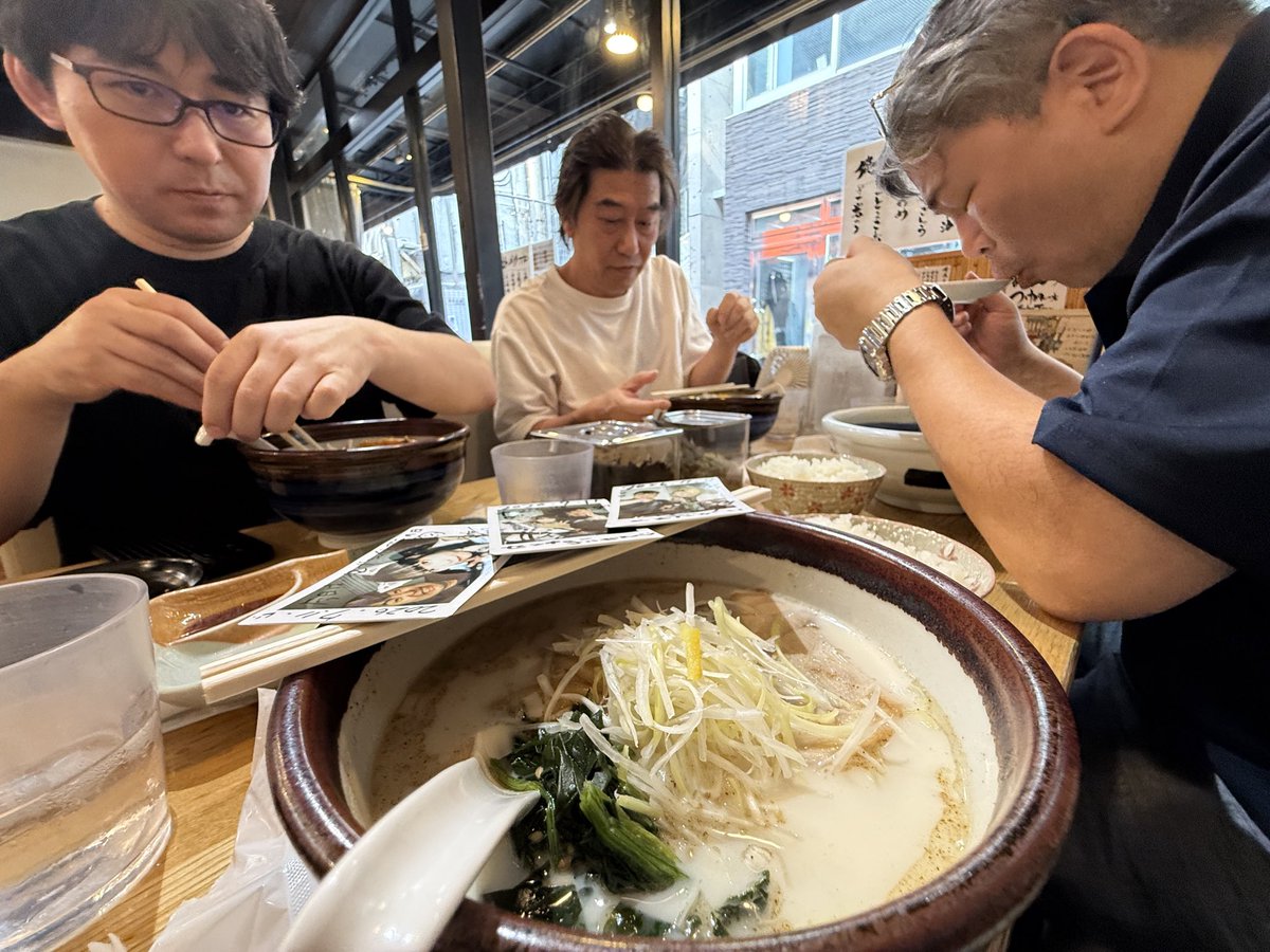 miyagingnang's tweet photo. ライブもラーメンもお腹いっぱい
サイドメニューの油淋鶏は
食べてもらいました🐈‍⬛ https://t.co/mjGPLP8rlN
