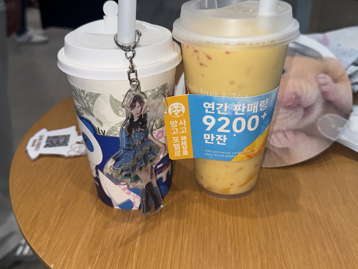 fr0ntmem0ry's tweet photo. 차백도말리라떼먹어봣어요말차말리라떼먹고십엇는데업엇고다음에계화우롱어쩌구랑바닐라홍차라떼머글거애요 https://t.co/CEwSkJU4Xn