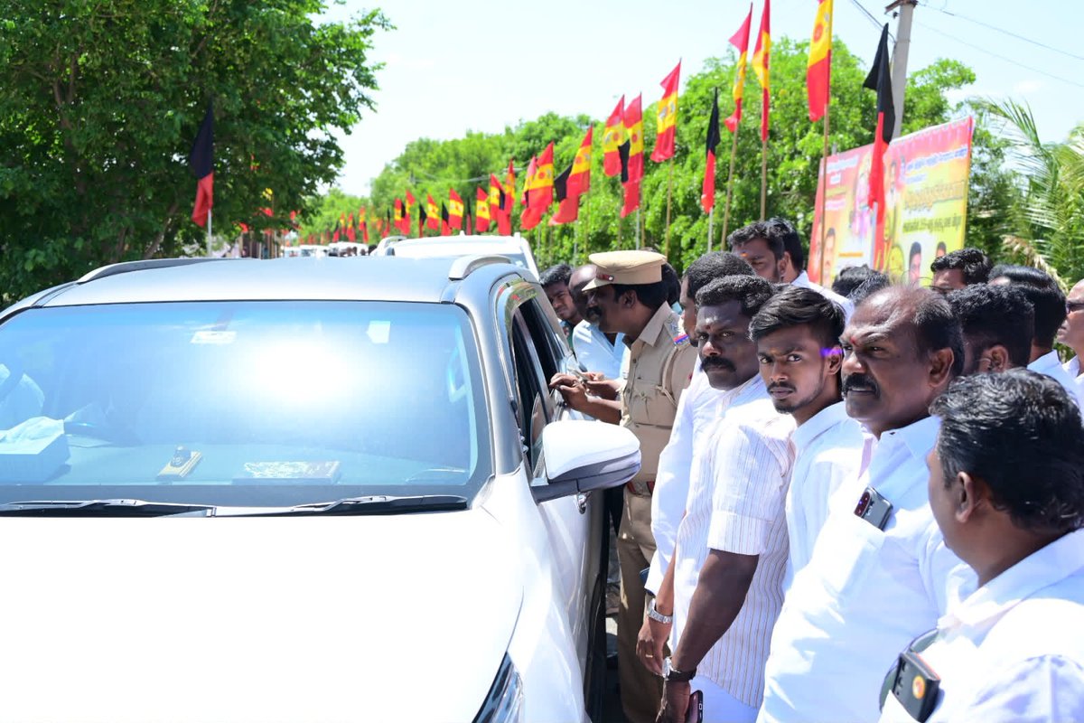 DMKWomensWing's tweet photo. இது  தான் அரசியல் மாண்பா????

குறிப்பிட்ட நேரத்திற்கு வருவது தவெக அகராதியில் இல்லை போல.

தவெக தலைவர் எவ்வழியோ தவெக அமைச்சர்களும் அவ்வழியே!

தூத்துக்குடி மாவட்டம் கோவில்பட்டி அருகே உள்ள காட்டலங்குளத்தில் இன்று நடைபெற்ற மாவீரன் அழகுமுத்துக்கோன் பிறந்தநாள் விழாவை முன்னிட்டு அவரது நினைவிடத்தில் மரியாதை செலுத்த வந்த திமுக துணைப் பொதுச் செயலாளரும், நாடாளுமன்ற திமுக குழுத் தலைவருமான அக்கா @KanimozhiDMK எம்.பி.யை காவல்துறையினர் தடுத்து நிறுத்தினார்கள். 

குறிப்பிட்ட நேரத்திற்கு சென்றும் பாதி வழியில் தடுத்து நிறுத்தப்பட்டதால் , காரில் இருந்து இறங்கி அங்கிருந்து நடந்தே சென்று மாலை அணிவித்து மரியாதை செலுத்தினார். 

தவெக அமைச்சர்கள் முதலில் மரியாதை செலுத்திய பிறகே கனிமொழி கருணாநிதி மரியாதை செலுத்த வேண்டும் என்று காவல்துறை அதிகாரிகள் தெரிவிப்பது தவெக அரசின் அடக்குமுறையை காட்டுகிறது 

இந்த சலசப்புக்கு அஞ்சாத அக்கா திருமிகு கனிமொழி கருணாநிதி எம்பி , நான் நடந்தே செல்கிறேன் என்று கூறி நடந்து சென்று மாவீரன் அழகுமுத்துக்கோன் சிலைக்கு மாலை அணிவித்து மரியாதை செலுத்தினார்.