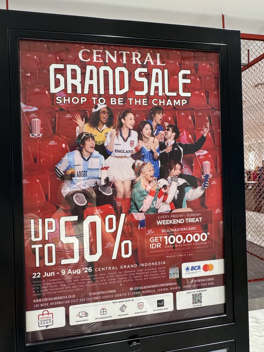 semiChubz's tweet photo. Hello LenaMiu @lena__lorena @miunatshaa 😂
Ga nyangka ada mereka di poster Central Grand Indo https://t.co/sjsDqU9yAE