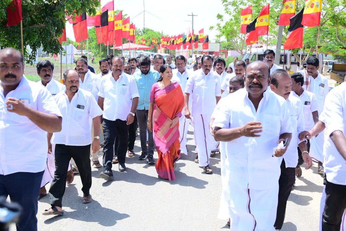 DMKWomensWing's tweet photo. இது  தான் அரசியல் மாண்பா????

குறிப்பிட்ட நேரத்திற்கு வருவது தவெக அகராதியில் இல்லை போல.

தவெக தலைவர் எவ்வழியோ தவெக அமைச்சர்களும் அவ்வழியே!

தூத்துக்குடி மாவட்டம் கோவில்பட்டி அருகே உள்ள காட்டலங்குளத்தில் இன்று நடைபெற்ற மாவீரன் அழகுமுத்துக்கோன் பிறந்தநாள் விழாவை முன்னிட்டு அவரது நினைவிடத்தில் மரியாதை செலுத்த வந்த திமுக துணைப் பொதுச் செயலாளரும், நாடாளுமன்ற திமுக குழுத் தலைவருமான அக்கா @KanimozhiDMK எம்.பி.யை காவல்துறையினர் தடுத்து நிறுத்தினார்கள். 

குறிப்பிட்ட நேரத்திற்கு சென்றும் பாதி வழியில் தடுத்து நிறுத்தப்பட்டதால் , காரில் இருந்து இறங்கி அங்கிருந்து நடந்தே சென்று மாலை அணிவித்து மரியாதை செலுத்தினார். 

தவெக அமைச்சர்கள் முதலில் மரியாதை செலுத்திய பிறகே கனிமொழி கருணாநிதி மரியாதை செலுத்த வேண்டும் என்று காவல்துறை அதிகாரிகள் தெரிவிப்பது தவெக அரசின் அடக்குமுறையை காட்டுகிறது 

இந்த சலசப்புக்கு அஞ்சாத அக்கா திருமிகு கனிமொழி கருணாநிதி எம்பி , நான் நடந்தே செல்கிறேன் என்று கூறி நடந்து சென்று மாவீரன் அழகுமுத்துக்கோன் சிலைக்கு மாலை அணிவித்து மரியாதை செலுத்தினார்.