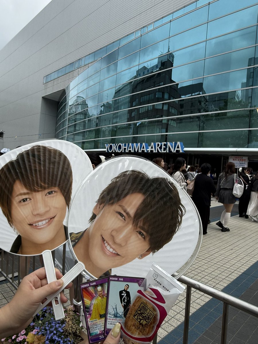 Machaaa__94's tweet photo. 私のここ2年くらいの横アリ座席事情

一昨年なにわの時スタンドの2列目
去年wayvの時A17列目
今年WESTの時D20列目
(去年一昨年はアリーナ)
今回もアリーナの後ろだから
ほぼ一緒で泣き

しかも会場外の写真も毎度同じ笑笑

センターなんか来たことない泣き
そして毎回アリーナでぬか喜びするﾂﾗ https://t.co/Fkbed0rwlq