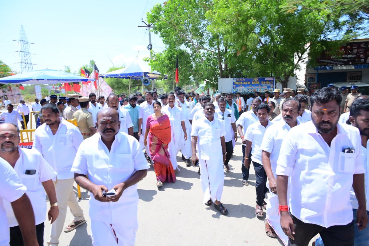 DMKWomensWing's tweet photo. இது  தான் அரசியல் மாண்பா????

குறிப்பிட்ட நேரத்திற்கு வருவது தவெக அகராதியில் இல்லை போல.

தவெக தலைவர் எவ்வழியோ தவெக அமைச்சர்களும் அவ்வழியே!

தூத்துக்குடி மாவட்டம் கோவில்பட்டி அருகே உள்ள காட்டலங்குளத்தில் இன்று நடைபெற்ற மாவீரன் அழகுமுத்துக்கோன் பிறந்தநாள் விழாவை முன்னிட்டு அவரது நினைவிடத்தில் மரியாதை செலுத்த வந்த திமுக துணைப் பொதுச் செயலாளரும், நாடாளுமன்ற திமுக குழுத் தலைவருமான அக்கா @KanimozhiDMK எம்.பி.யை காவல்துறையினர் தடுத்து நிறுத்தினார்கள். 

குறிப்பிட்ட நேரத்திற்கு சென்றும் பாதி வழியில் தடுத்து நிறுத்தப்பட்டதால் , காரில் இருந்து இறங்கி அங்கிருந்து நடந்தே சென்று மாலை அணிவித்து மரியாதை செலுத்தினார். 

தவெக அமைச்சர்கள் முதலில் மரியாதை செலுத்திய பிறகே கனிமொழி கருணாநிதி மரியாதை செலுத்த வேண்டும் என்று காவல்துறை அதிகாரிகள் தெரிவிப்பது தவெக அரசின் அடக்குமுறையை காட்டுகிறது 

இந்த சலசப்புக்கு அஞ்சாத அக்கா திருமிகு கனிமொழி கருணாநிதி எம்பி , நான் நடந்தே செல்கிறேன் என்று கூறி நடந்து சென்று மாவீரன் அழகுமுத்துக்கோன் சிலைக்கு மாலை அணிவித்து மரியாதை செலுத்தினார்.
