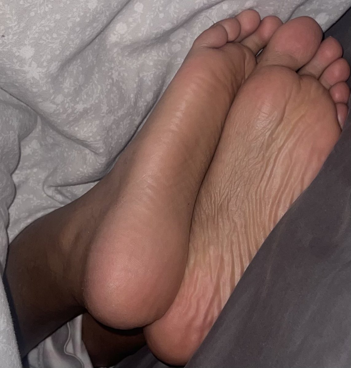 LuxeSolesss's tweet photo. Tell me, what’s the first thing your doing ? 😈👣 

#footfetısh #feetfetısh #feetworshi̇p #foot #soles #feetdomination #feet https://t.co/mHpWFHG0wd