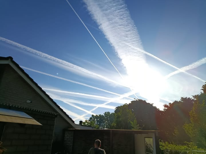 DELTA9_DELTA9's tweet photo. what a fkn mess #geoengineering @IonisedSkyWatch https://t.co/V8ocdc7sma