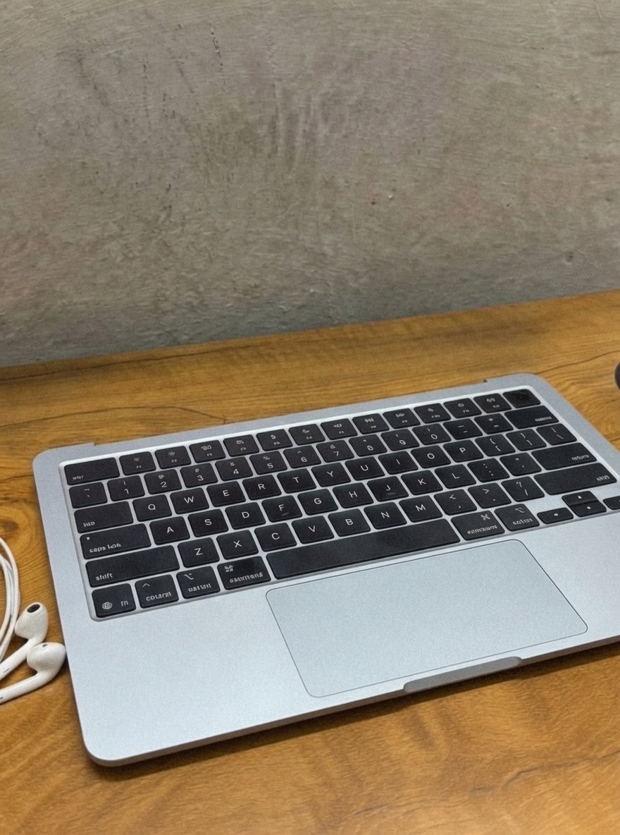 D_mac_lord's tweet photo. Tech Challenge!
Can you identify this MacBook using only the keyboard and trackpad?
Drop the model below. No Google. π
Winner gets bragging rights. π
#MacBook #Apple #TechTwitter #GuessTheModel https://t.co/8OSZDHh6Ku