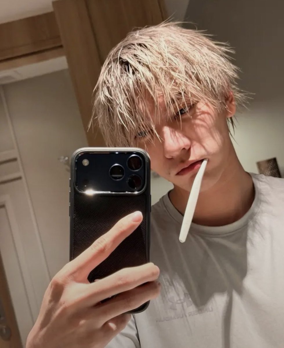 tinysyub_'s tweet photo. bare face + ruffled hair… this is literal crack don’t even play rn. https://t.co/sAlADpFQmQ